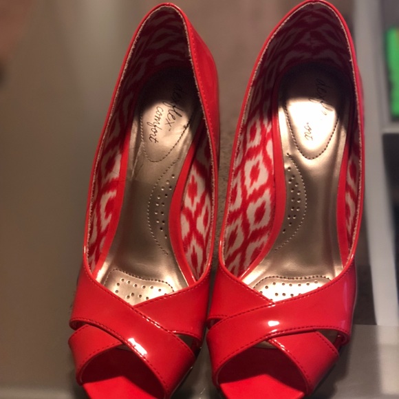 Sandals. - Picture 2 of 2